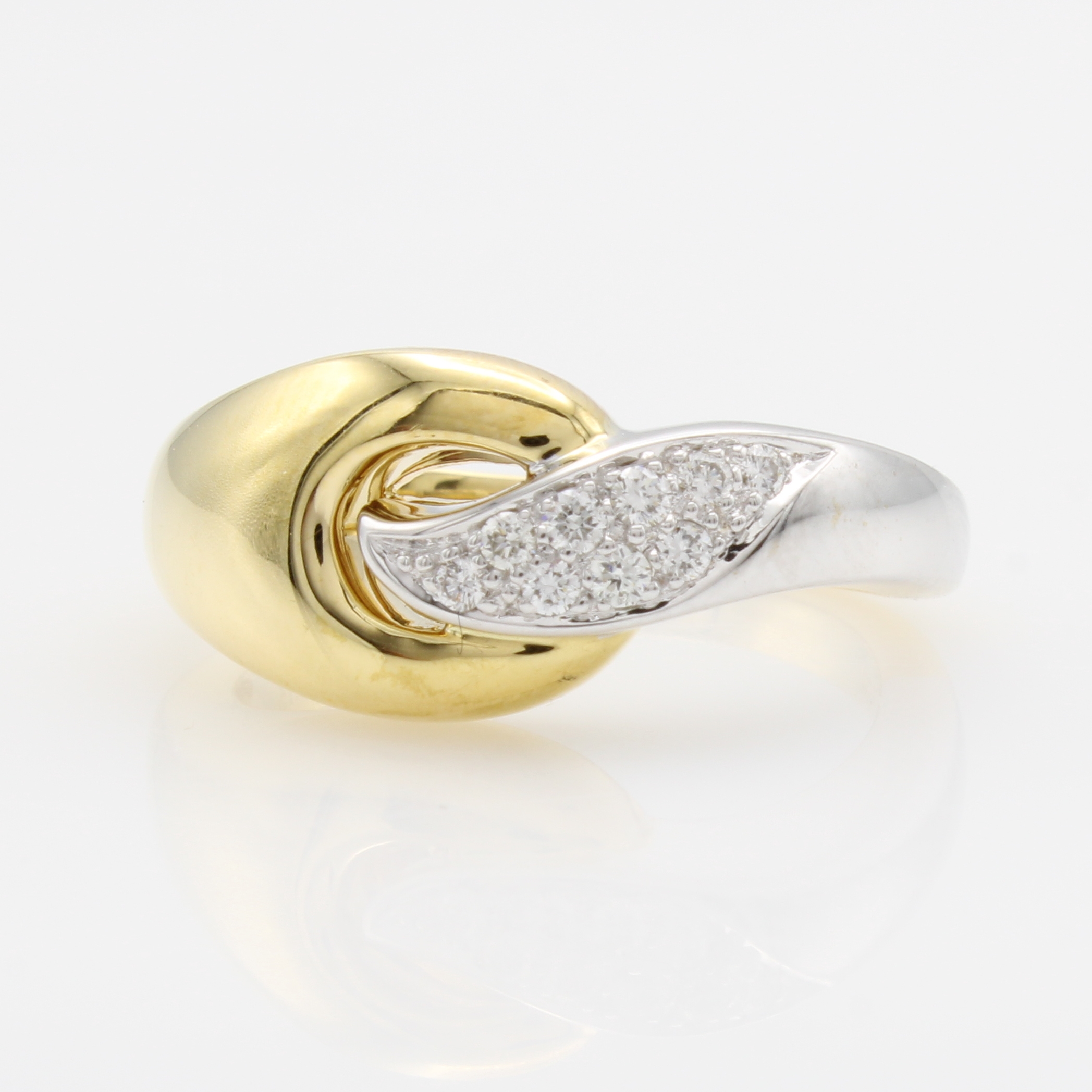 Image 27164152 - Ring mit Brillanten, GG/WG 750/000, Brill. geschwungen gef. zus. ca. 0.15 ct feines ...