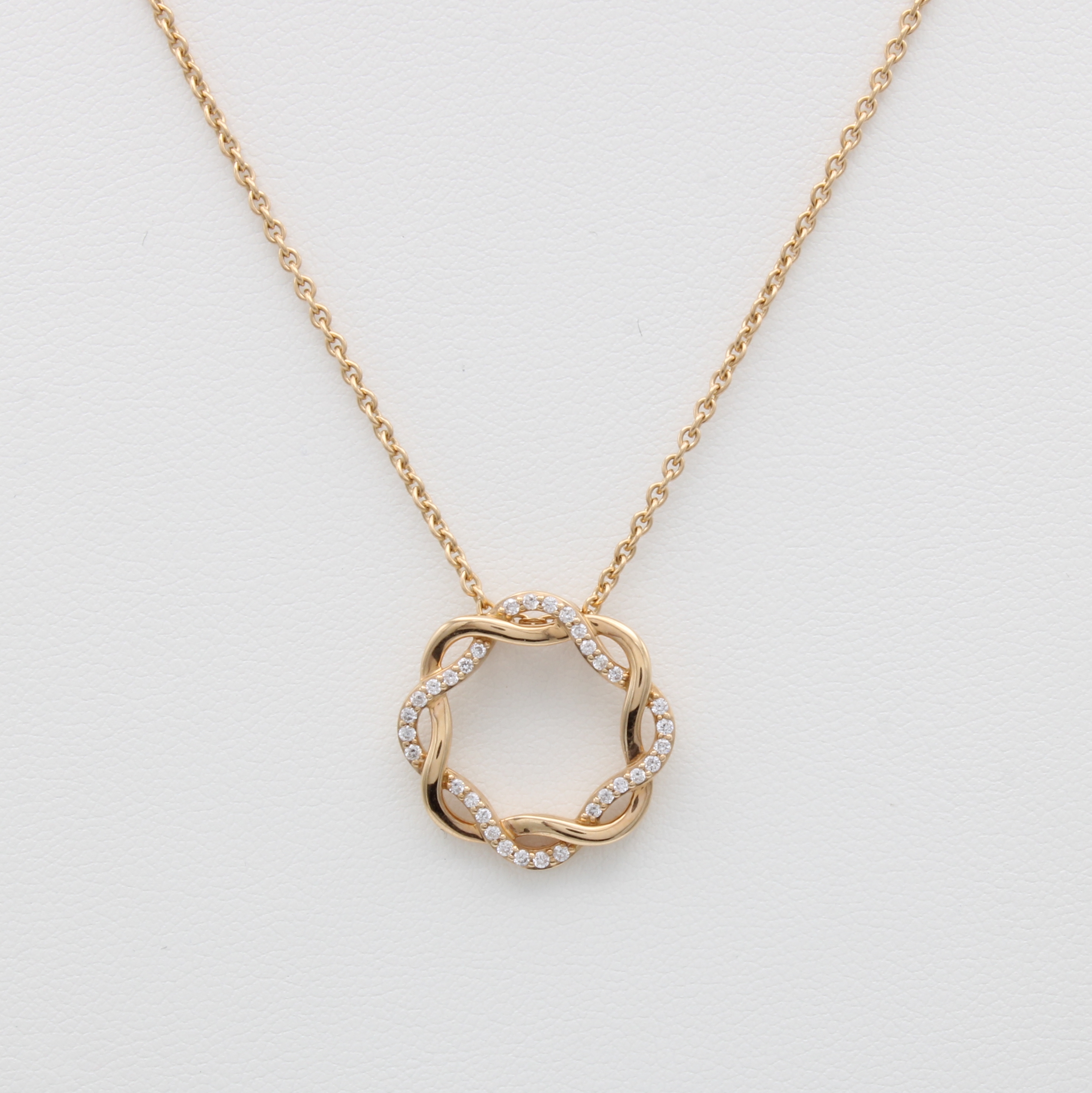 Image 27164154 - Anhänger mit Brillanten an Kette, RG 750/000, runder Anhänger im verschlungenem ...