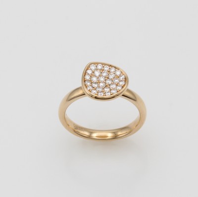 27164181a - Ring mit Brillanten, RG 750/000, anged. Tropfenform, 28 Brill. zus. ca. 0.50 ct Weiß/ ...