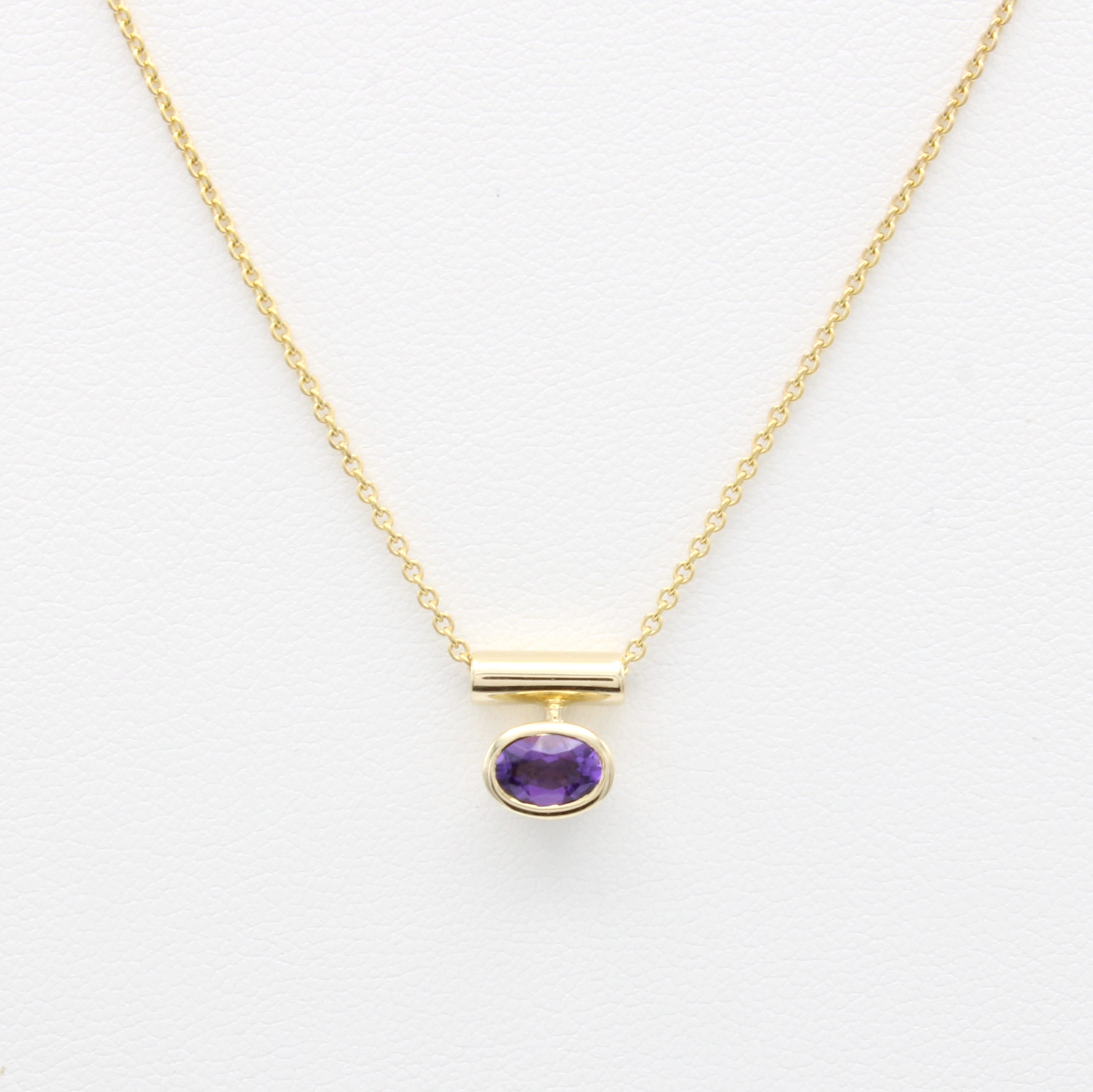 Image 27164329 - Anhänger mit Amethyst an Kette, GG 585/000, ovaler Amethyst, L. ca. 45 cm Schätzpreis: ...