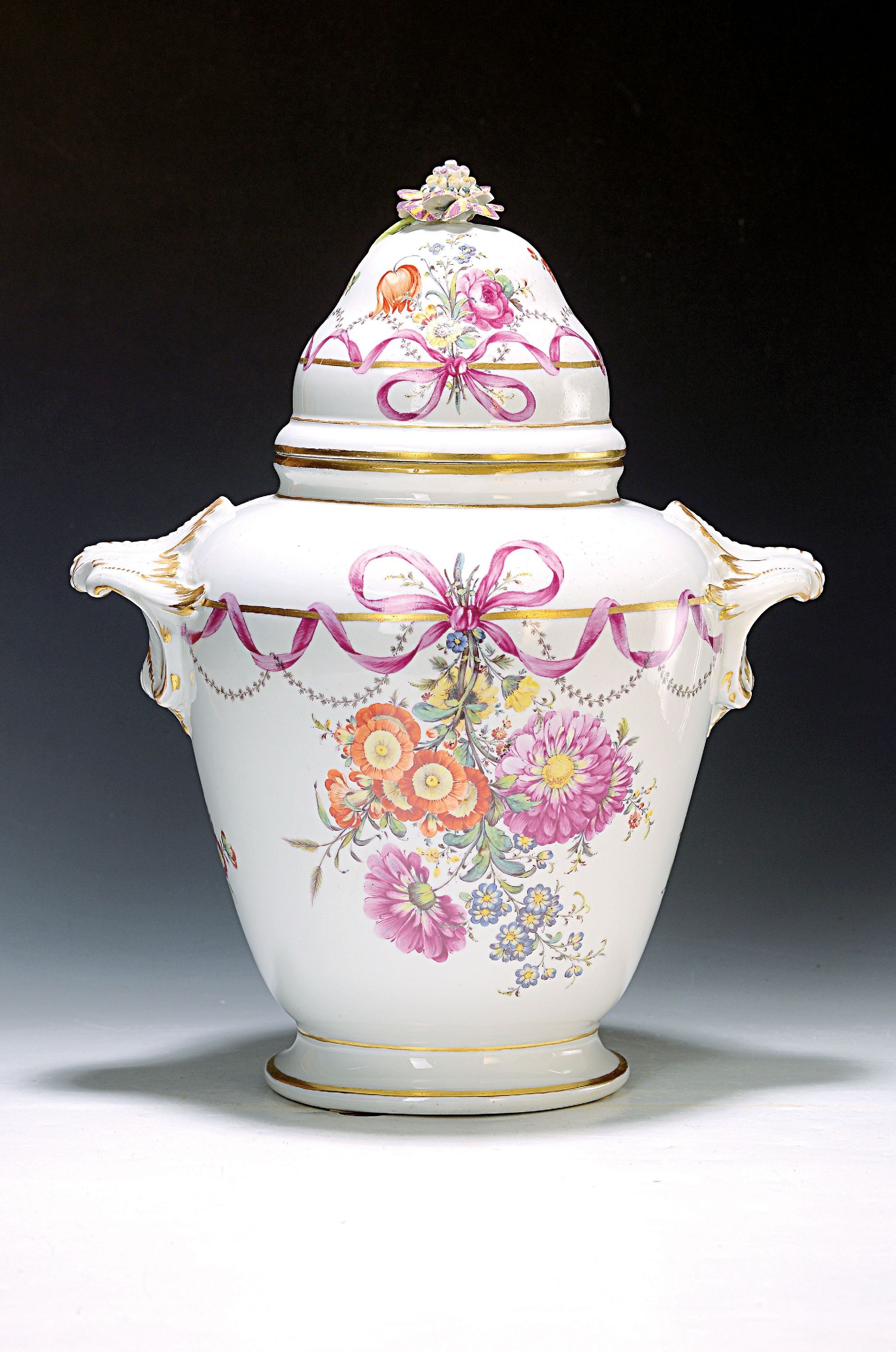 Image 27165684 - Große Aufsatzvase, Fürstenberg, um 1760-65, ovide Form mit stil. Doppelhenkeln u. ...