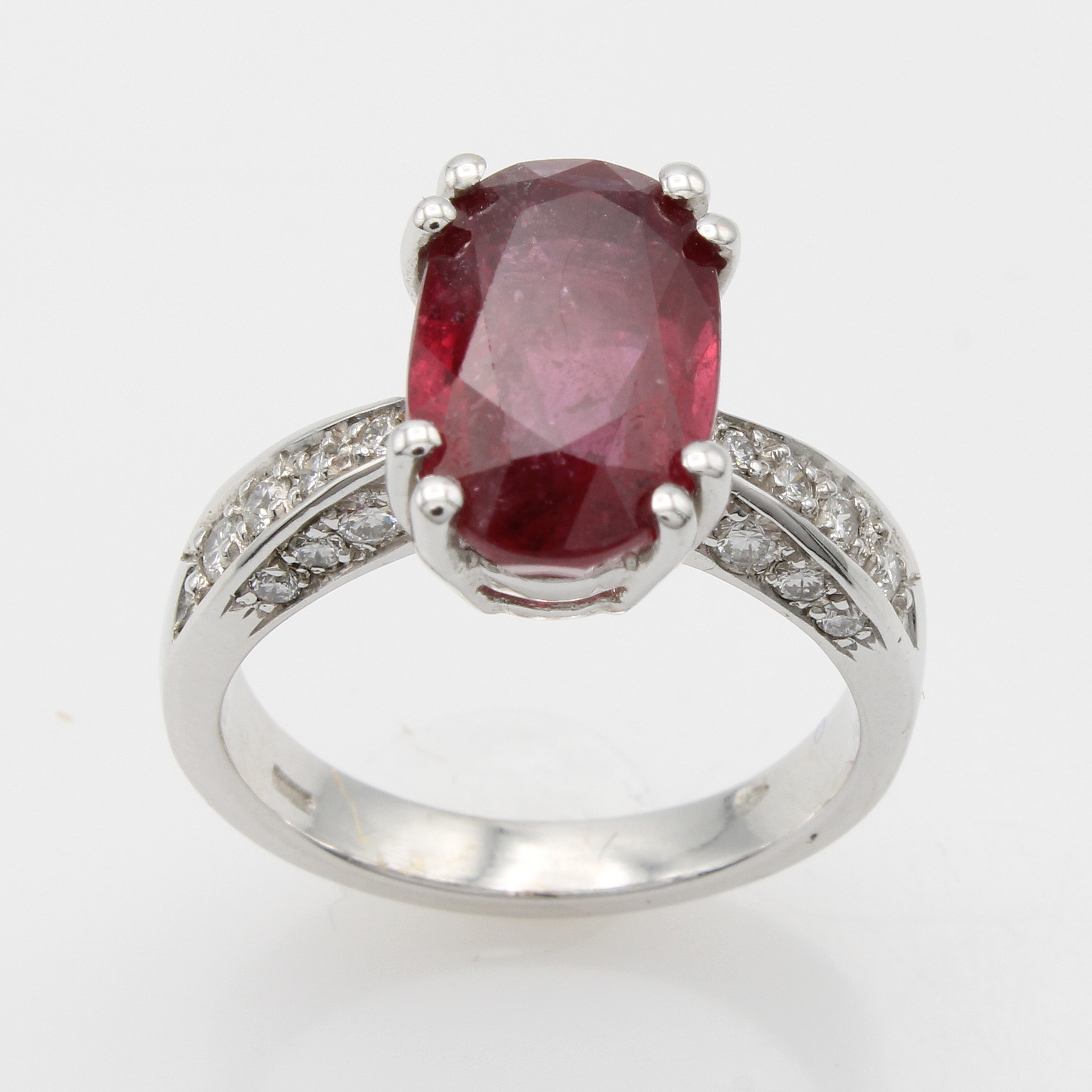 Image 27167772 - Ring mit Rubin und Brillanten, WG 750/000, ovaler Rubin (beh.) ca. 5.29 ct, ...