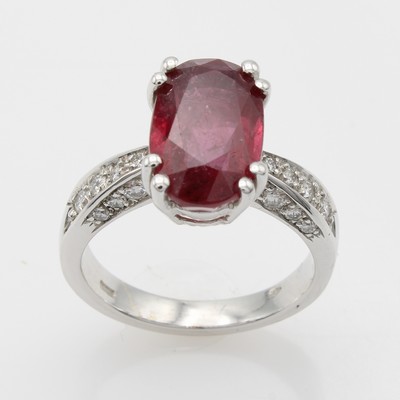 Image Ring mit Rubin und Brillanten, WG 750/000, ovaler Rubin (beh.) ca. 5.29 ct, ...