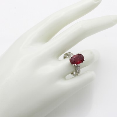 27167772a - Ring mit Rubin und Brillanten, WG 750/000, ovaler Rubin (beh.) ca. 5.29 ct, ...