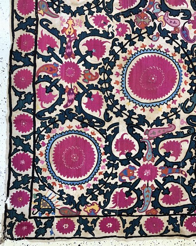 27169063c - Taschkent-Susani antik, Usbekistan, 19.Jhd,Seidenstickerei auf Baumwollgewebe aus 8 ...