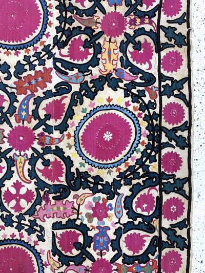 27169063g - Taschkent-Susani antik, Usbekistan, 19.Jhd,Seidenstickerei auf Baumwollgewebe aus 8 ...