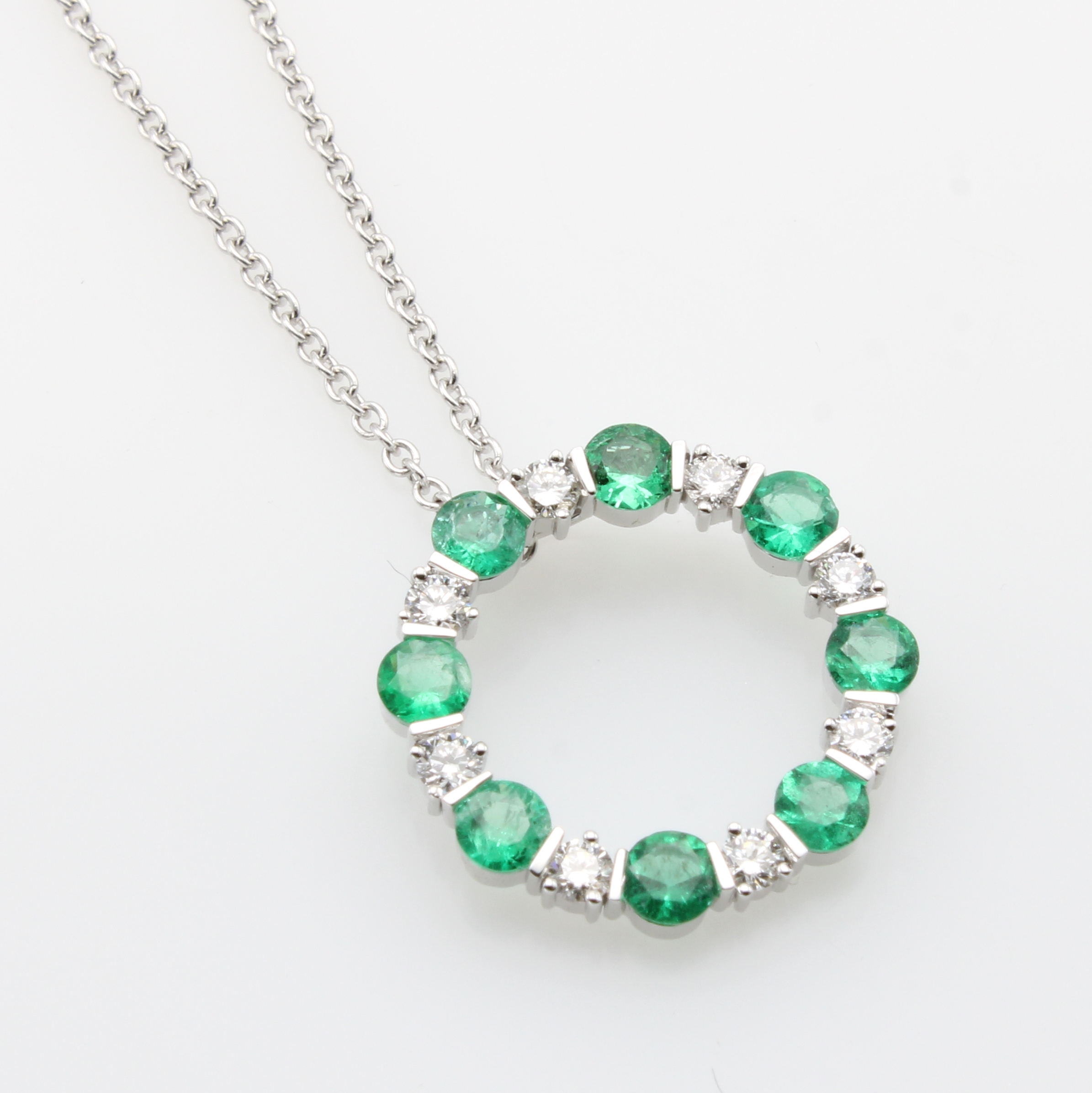 Image 27177724 - Anhänger mit Smaragden und Brillanten an Kette, WG 750/000, 8 Smaragde zus. ca. 0.75 ...