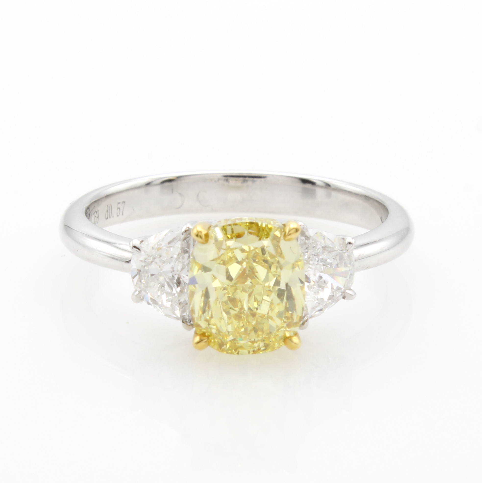 Image 27177742 - Ring mit Diamanten, WG 750/000, ovaler Diam. 1.69 ct fancy intense yellow natural/vs2, 2 ...