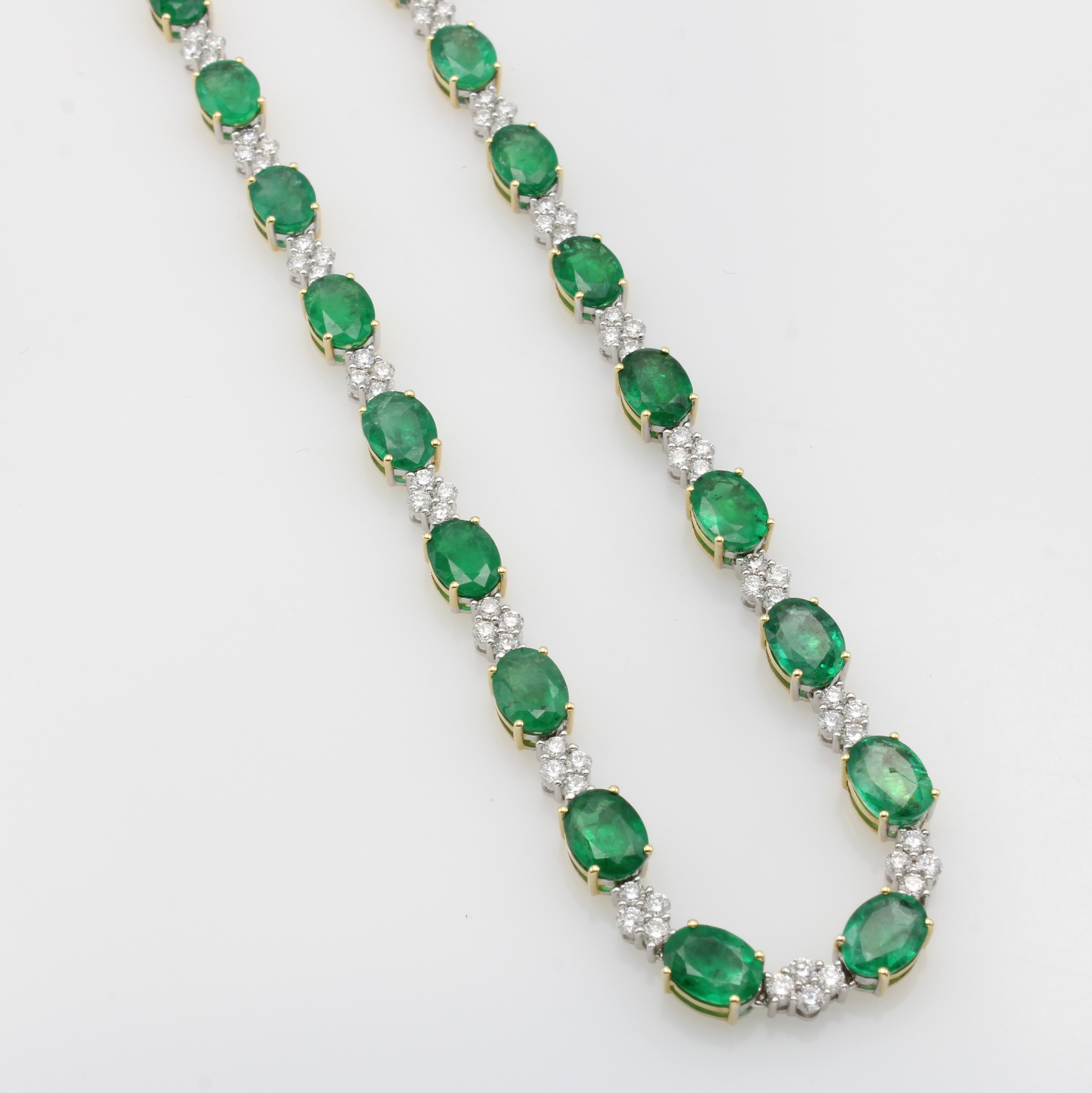 Image 27177748 - Langes Collier mit Smaragden und Brillanten, GG/WG 750/000, ovale Smaragde zus. ca. ...