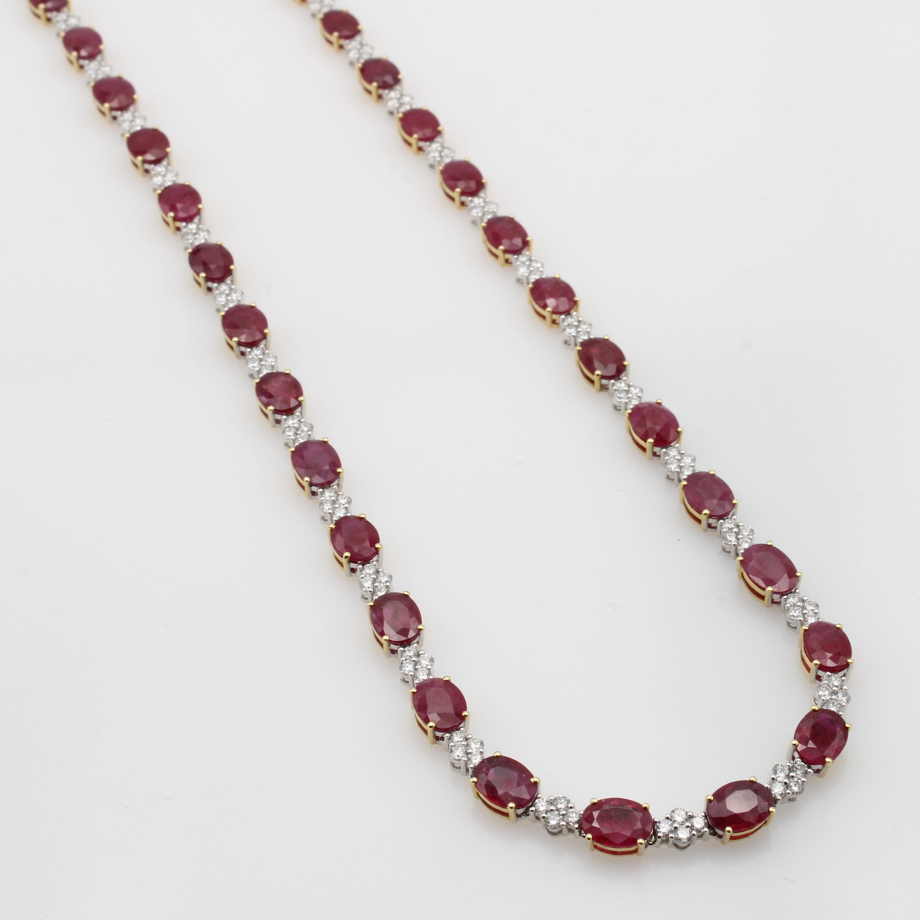Image 27177749 - Langes Collier mit Rubinen und Brillanten, GG/WG 750/000, ovale Rubine zus. ca. 49.19 ...