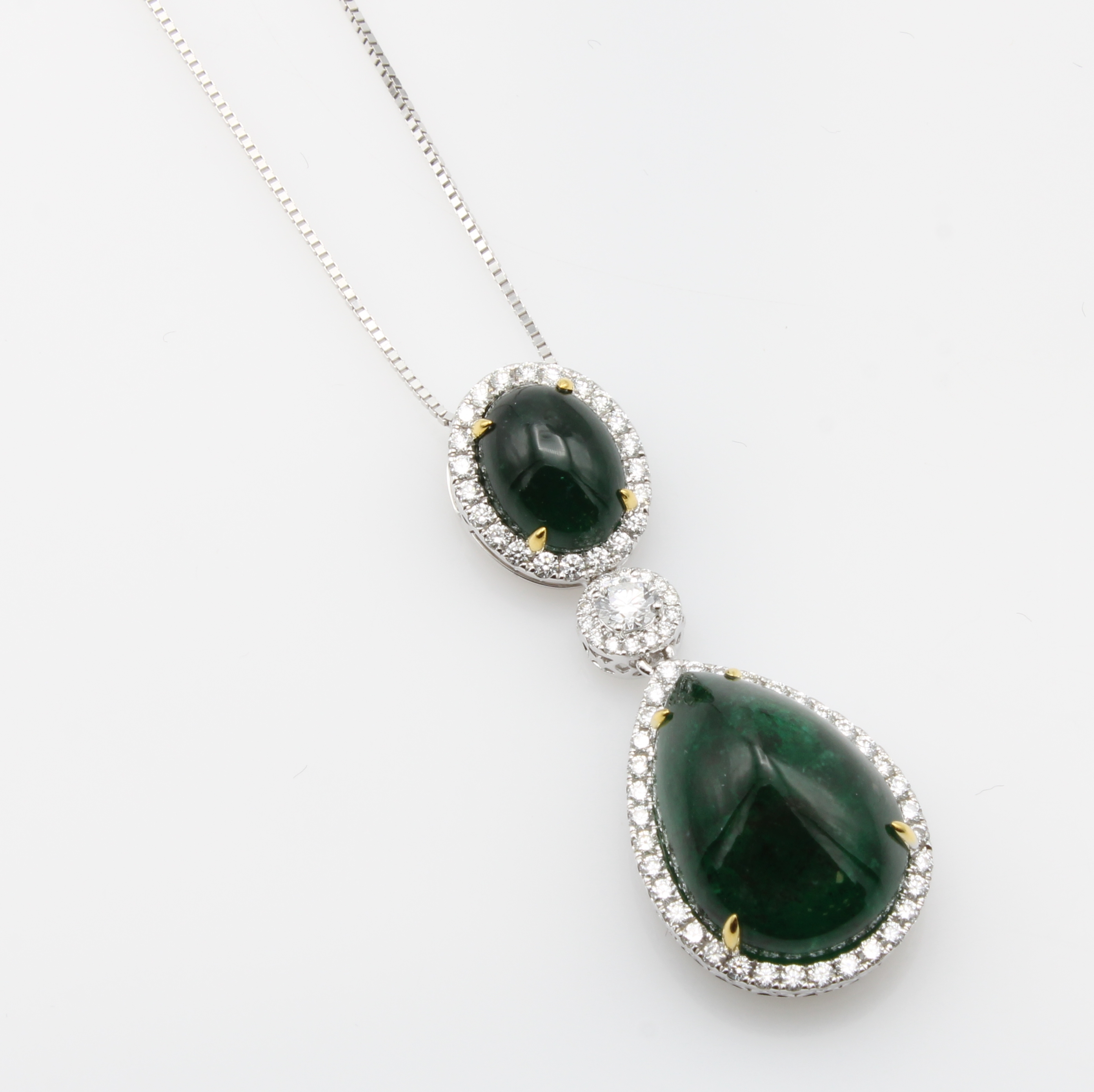Image 27177751 - Anhänger mit Smaragden und Brillanten an Kette, WG 750/000, tropfenf. u. ovaler ...