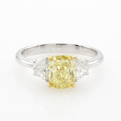 Image Ring mit Diamanten, WG 750/000, ovaler Diam. 1.69 ct fancy intense yellow natural/vs2, 2 ...
