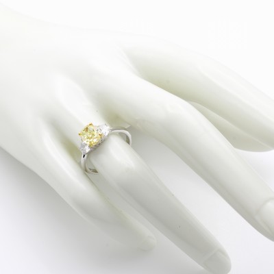 27177742a - Ring mit Diamanten, WG 750/000, ovaler Diam. 1.69 ct fancy intense yellow natural/vs2, 2 ...