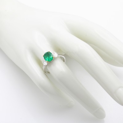 27177743a - Ring mit Smaragd und Diamanten, WG 750/000, ovaler Smaragd in GG Krappenfassung ca. 1.65 ...