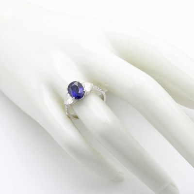 27177744a - Ring mit Saphir, Diamanten und Brillanten, WG 750/000, ovaler Saphir in Royal Blue 2.70 ...