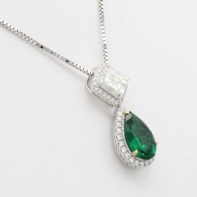 27177746a - Anhänger mit Smaragd, Diamant und Brillanten an Kette, WG 750/000, Smaragdtropfen v. ...
