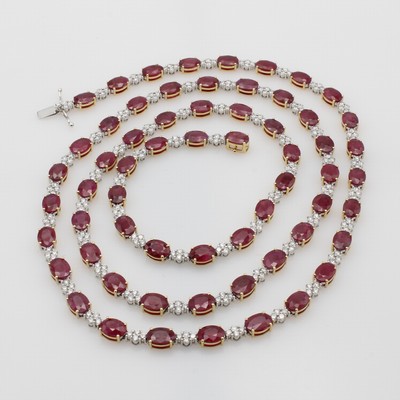 27177749a - Langes Collier mit Rubinen und Brillanten, GG/WG 750/000, ovale Rubine zus. ca. 49.19 ...