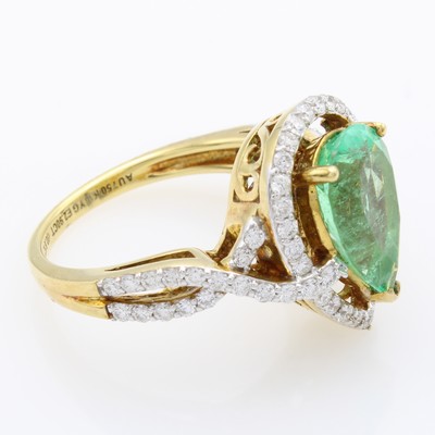 27177760a - Ring mit Smaragd und Brillanten, GG 750/000, Smaragdtropfen ca. 2.90 ct, Brill. zus. ca. ...