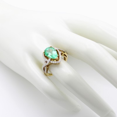 27177760b - Ring mit Smaragd und Brillanten, GG 750/000, Smaragdtropfen ca. 2.90 ct, Brill. zus. ca. ...