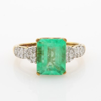 Image Ring mit Smaragd und Brillanten, GG 750/000, Smaragd ca. 2.80 ct, Fassung seitl. m. ...