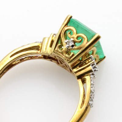 27177762b - Ring mit Smaragd und Brillanten, GG 750/000, Smaragd ca. 2.80 ct, Fassung seitl. m. ...