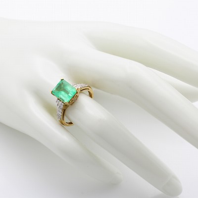 27177762c - Ring mit Smaragd und Brillanten, GG 750/000, Smaragd ca. 2.80 ct, Fassung seitl. m. ...