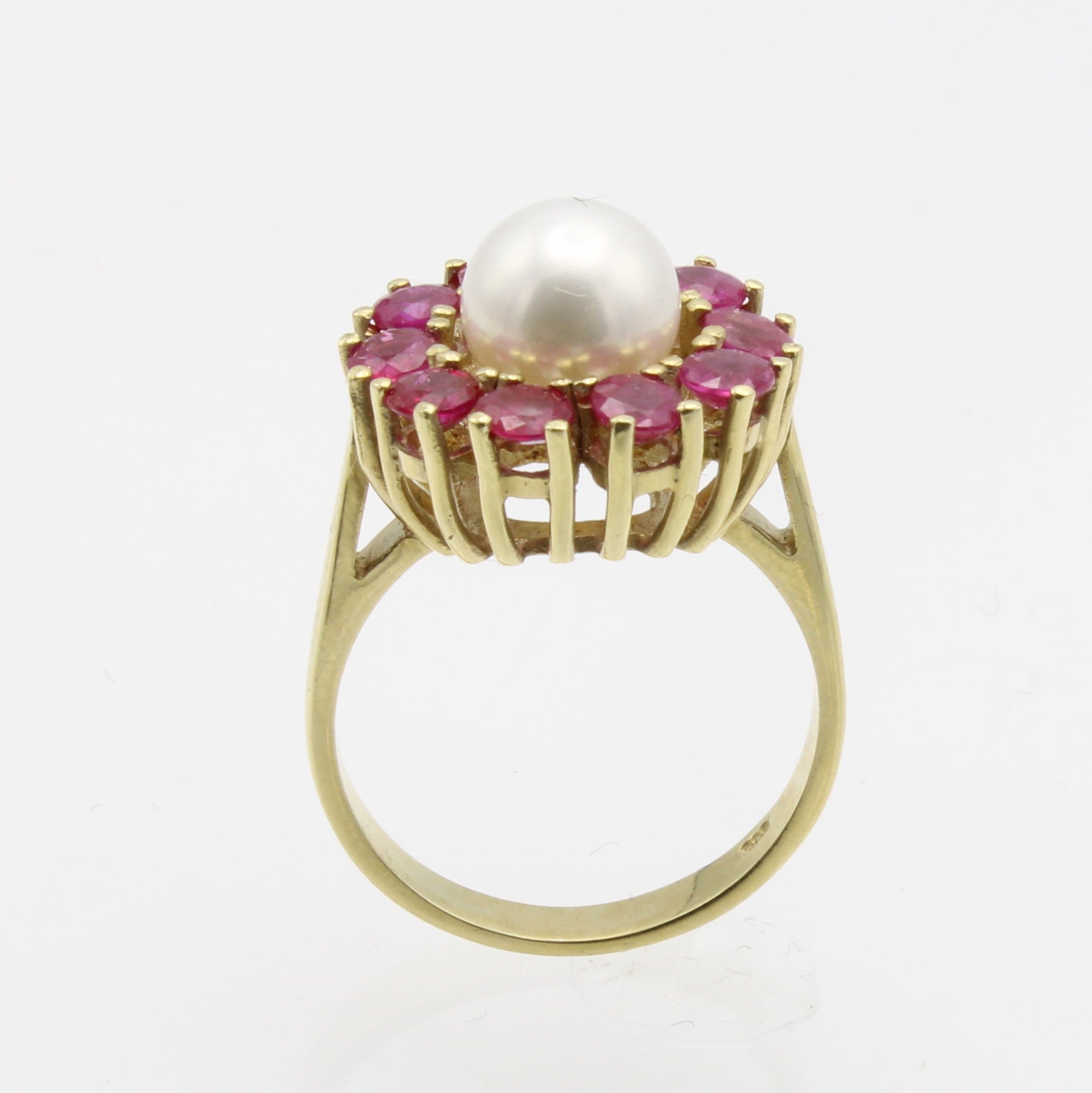 Image 27181003 - Ring mit Süßwasserzuchtperle und Brillanten, GG 585/000, rund fac. Rubine, RW ca. 57 ...
