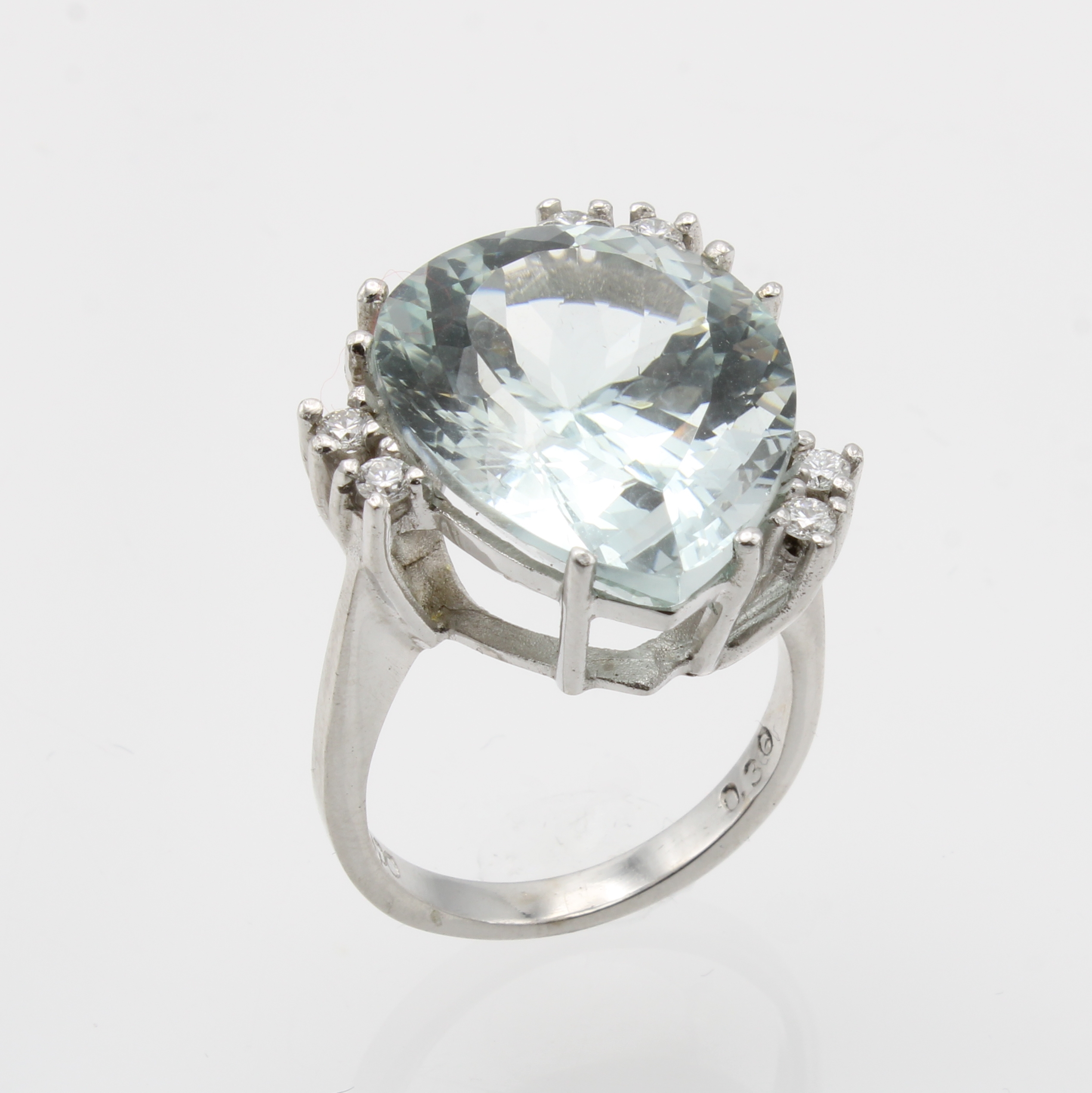 Image 27181005 - Ring mit Edeltopas und Brillanten, WG 585/ 000, 6 Brill. zus. ca. 0.30 ct feines ...