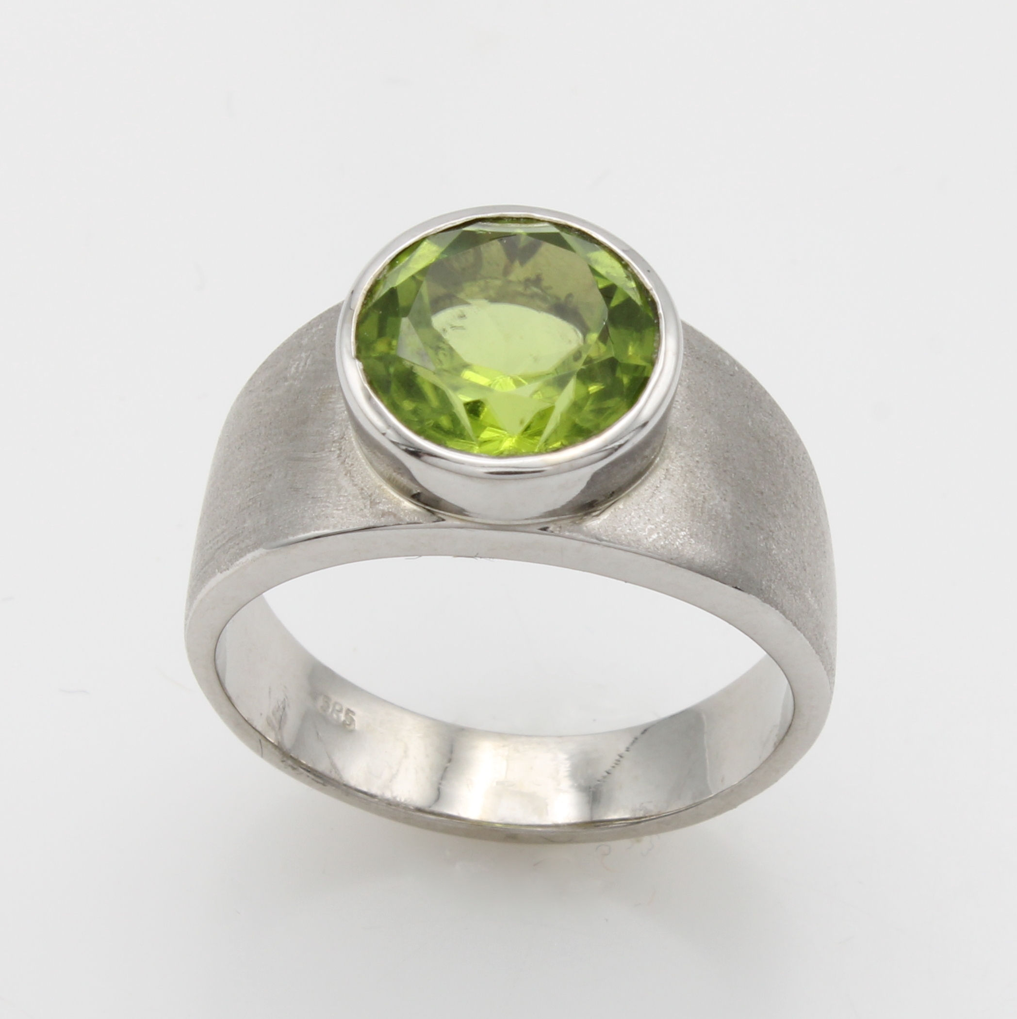Image 27181042 - Ring mit Peridot, WG 585/000, runder Peridot in Zargenfassung, RW ca. 58 Schätzpreis: ...