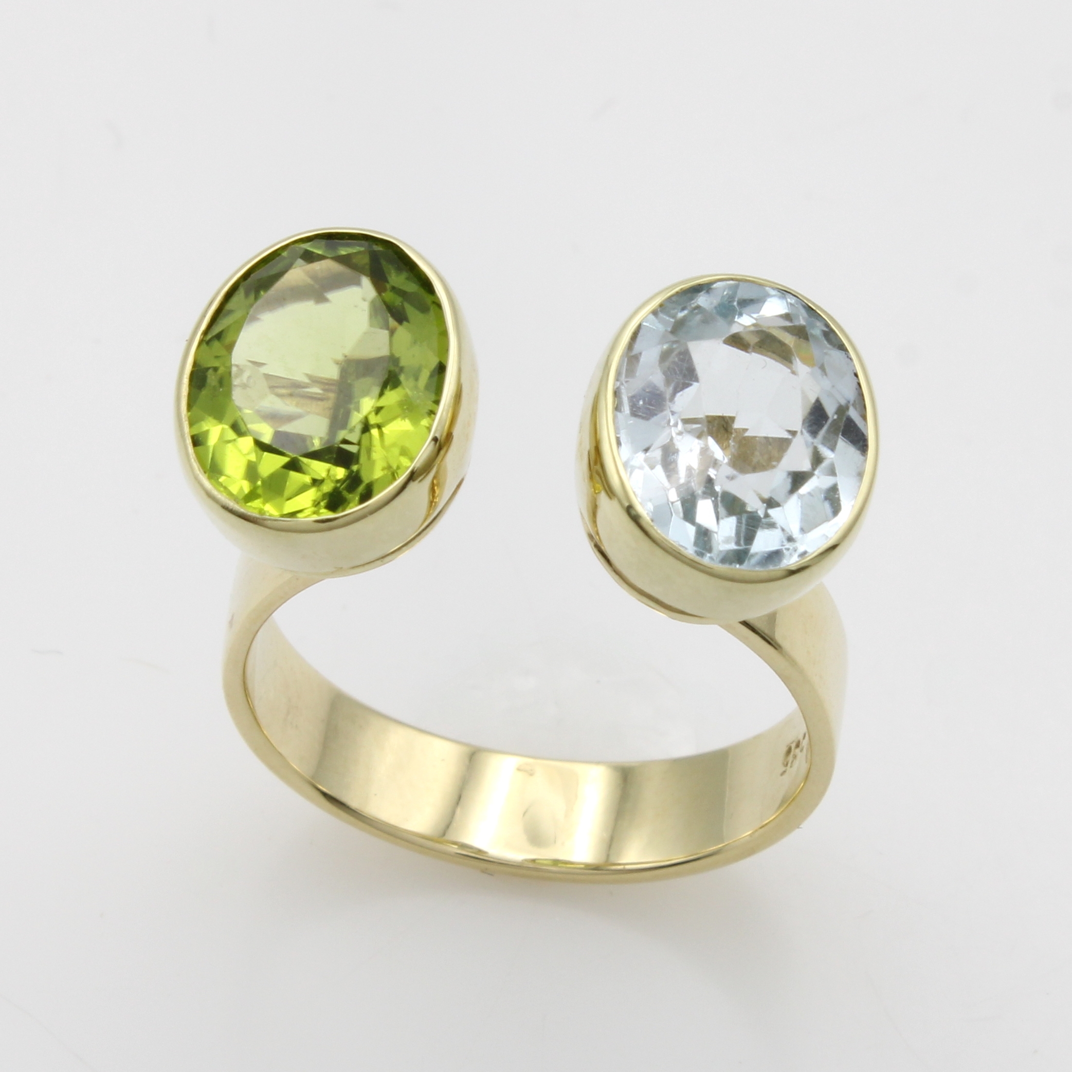 Image 27181044 - Ring mit Farbsteinen, GG 585/000, Peridot ca. 2.7 ct, Aquamarin ca. 3 ct, RW ca. 55 ...