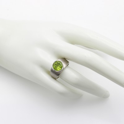 27181042a - Ring mit Peridot, WG 585/000, runder Peridot in Zargenfassung, RW ca. 58 Schätzpreis: ...