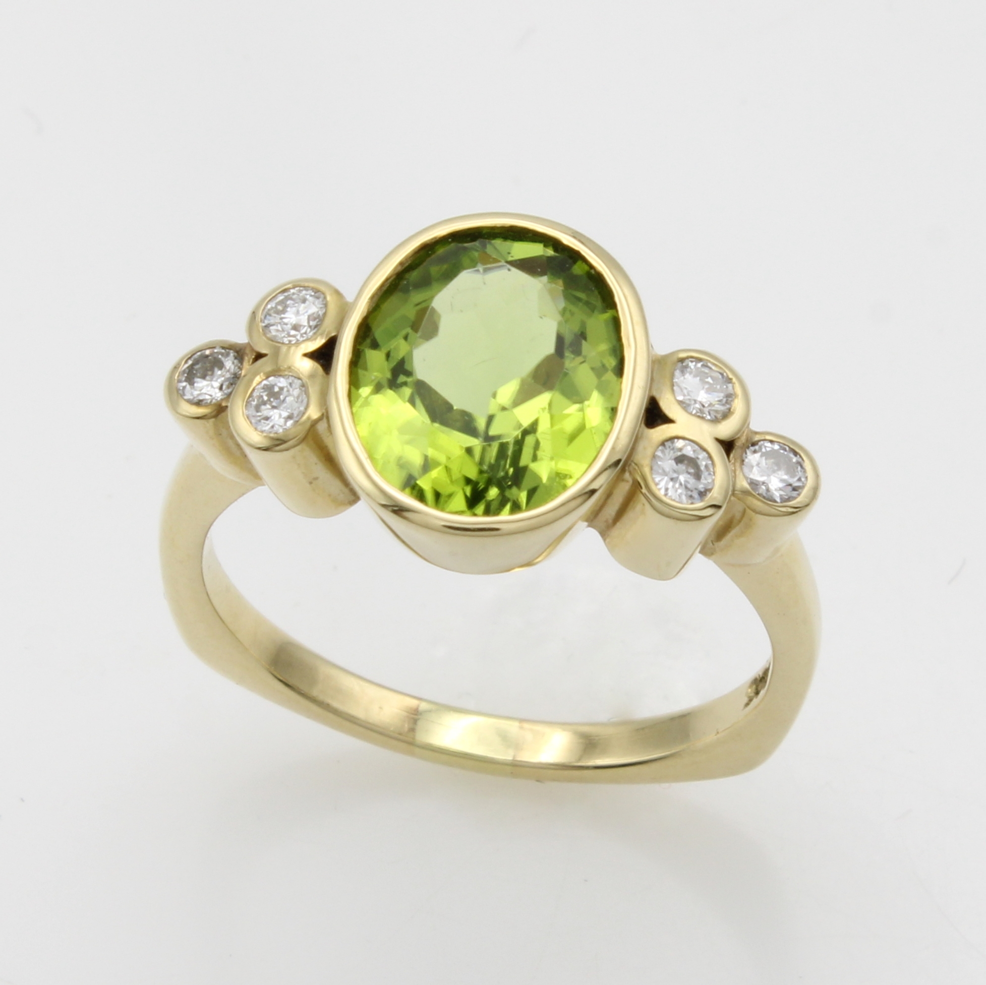 Image 27181169 - Ring mit Peridot und Brillanten, GG 585/000, ovaler Peridot ca. 2.8 ct, 6 Brill. zus. ...