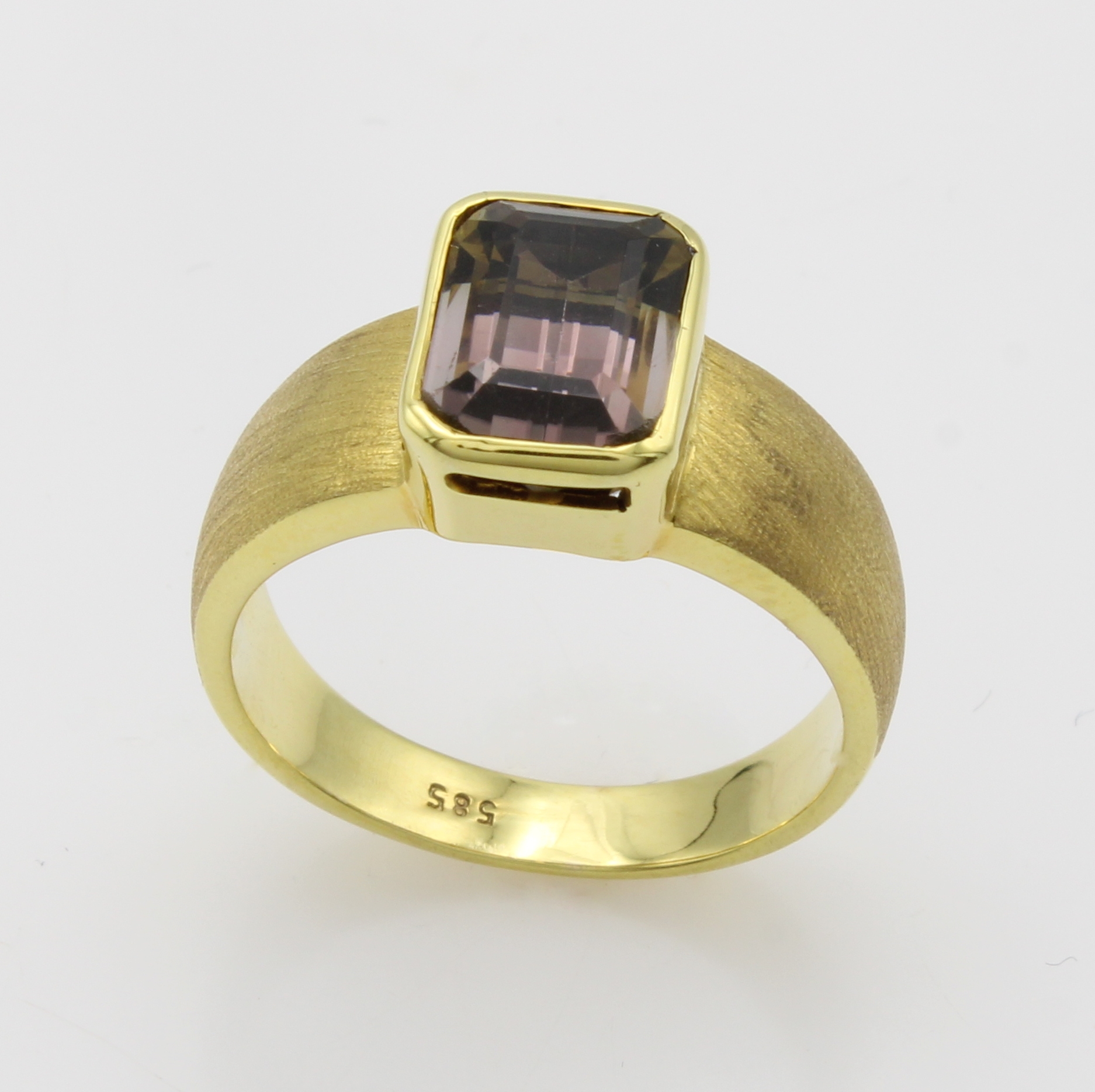 Image 27181181 - Ring mit Turmalin, GG 585/000, z.T. matt., achteckiger, brauner bis l. roséf. Turmalin ...