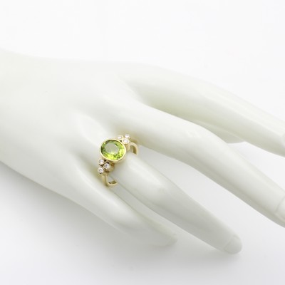 27181169a - Ring mit Peridot und Brillanten, GG 585/000, ovaler Peridot ca. 2.8 ct, 6 Brill. zus. ...