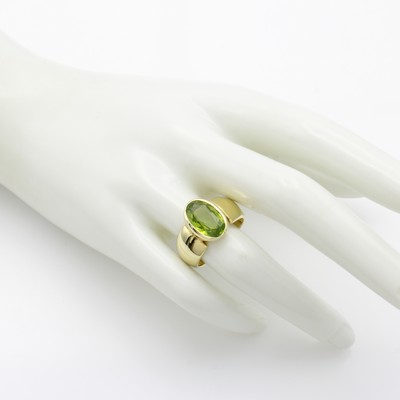 27181170a - Ring mit Peridot, GG 585/000, ovaler Peridot ca. 4 ct in glatter Fassung, RW ca. 57.5 ...