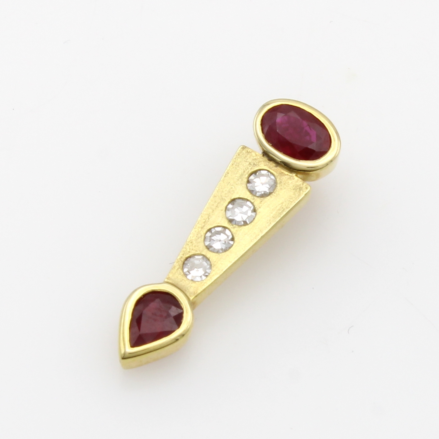 Image 27181554 - Anhänger mit Rubinen und Diamanten, GG 585/ 000, ovaler u. tropfenf. Rubin zus. ca. 0.9 ...